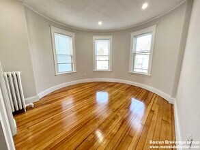 24 Willis St, Unit 2 in Boston, MA - Foto de edificio - Building Photo