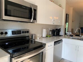 5600 NW 114th Pl in Doral, FL - Building Photo - Building Photo