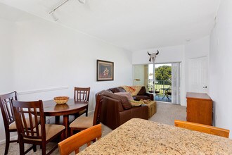 2040 Greenview Shores Blvd-Unit -210 in Wellington, FL - Building Photo - Building Photo