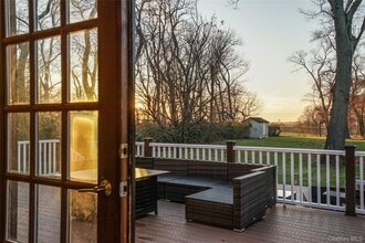 1041 Glen Cove Ave in Roslyn, NY - Building Photo - Building Photo