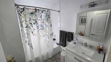 2 Rhame Ave, Unit lower in East Rockaway, NY - Building Photo - Building Photo