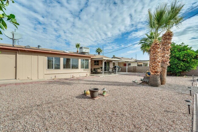 10231 W Alabama Ave in Sun City, AZ - Foto de edificio - Building Photo