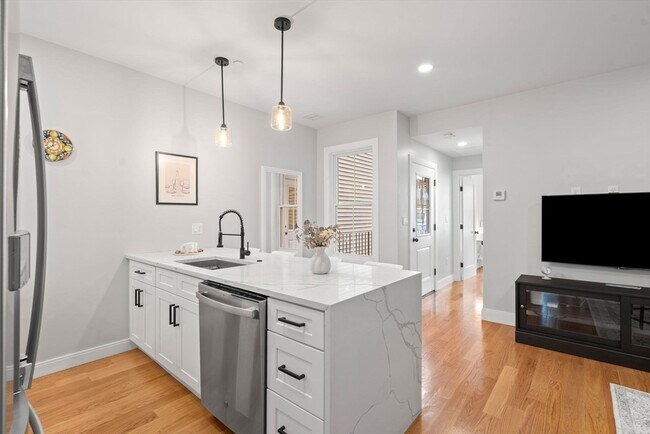 174 W 7th St, Unit 2 in Boston, MA - Foto de edificio - Building Photo