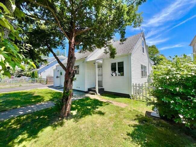 33 Elm Tree Pl in Stamford, CT - Building Photo - Building Photo