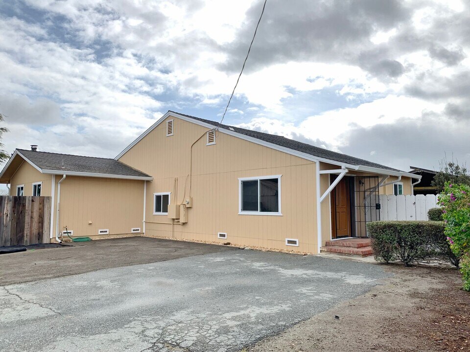 2885 Cienega Rd in Hollister, CA - Building Photo