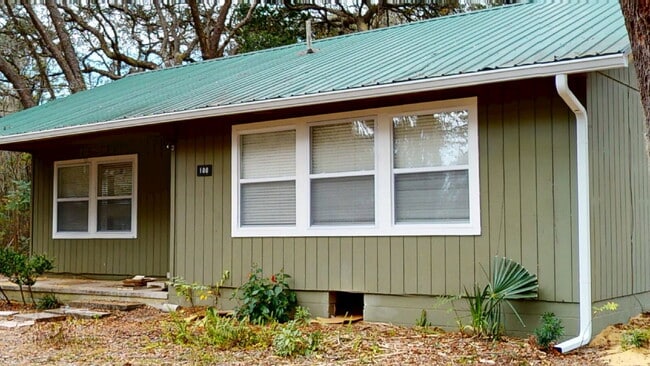 201 Florence Ave in Interlachen, FL - Foto de edificio - Building Photo