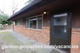 14832 SE Cedar Ave in Milwaukie, OR - Building Photo