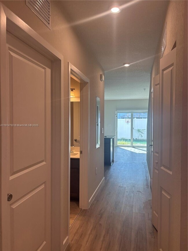 1021 NW 5th Ave in Florida City, FL - Building Photo - Building Photo