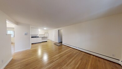 27 Arlington Rd, Unit #5 in Woburn, MA - Foto de edificio - Building Photo