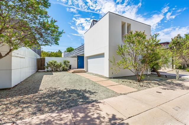 33 Vanguard Way in Dallas, TX - Building Photo