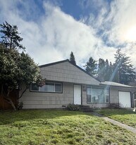 1004 W Charlotte Ave in Bremerton, WA - Building Photo