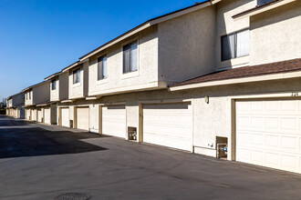 1700 W Cerritos Ave in Anaheim, CA - Building Photo - Building Photo