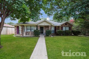 1029 Twin Falls Dr in Desoto, TX - Building Photo