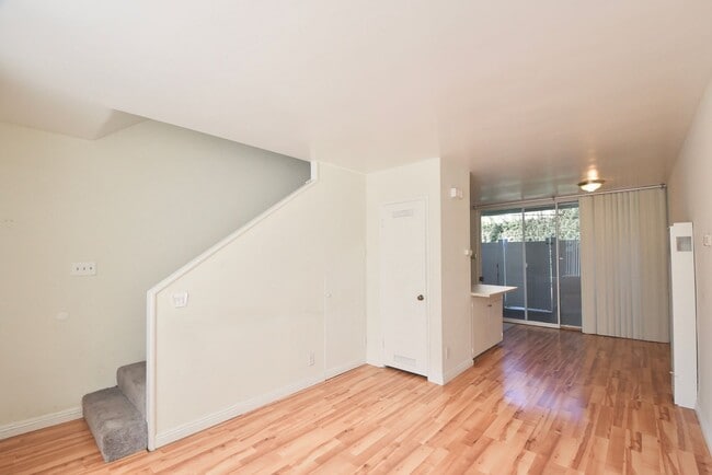 13103 Moorpark St, Unit 4413 in Los Angeles, CA - Building Photo - Building Photo