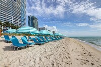 6799 Collins Ave, Unit 411 in Miami, FL - Building Photo - Building Photo