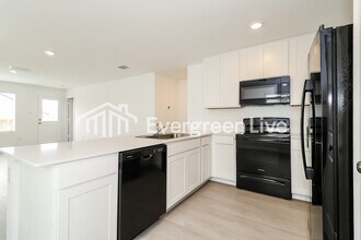 240 Sycamore Pl in Wilmer, TX - Building Photo - Building Photo