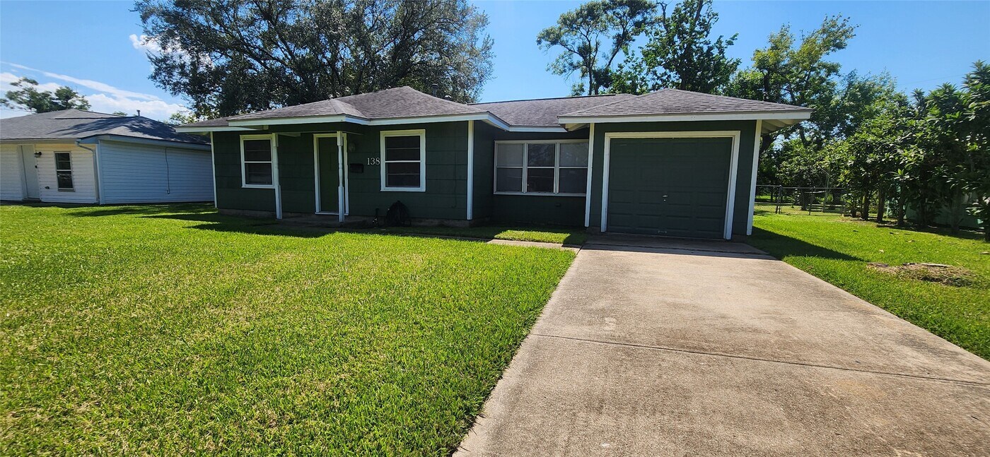138 Laurel St in Lake Jackson, TX - Building Photo