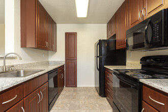 Crown Ridge Apartments in Modesto, CA - Building Photo - Interior Photo