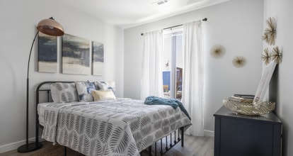 325 Revolution Dr in Somerville, MA - Foto de edificio - Building Photo