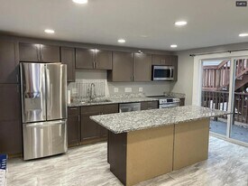 87 Pine St in Nashua, NH - Building Photo