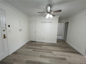 25 Shady Glen Ct in New Rochelle, NY - Foto de edificio - Building Photo