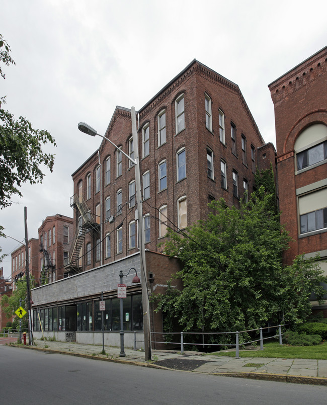 24 1/2 Van Houten St in Paterson, NJ - Foto de edificio - Building Photo