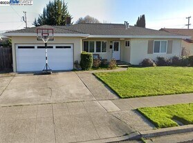 8320 Davona Dr in Dublin, CA - Building Photo