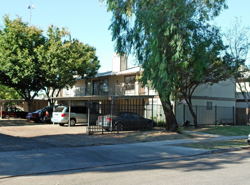 2621 W Fountain Way in Fresno, CA - Foto de edificio