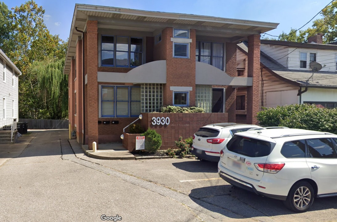 3930 Edwards Rd, Unit 2 Bed 1 Bath in Cincinnati, OH - Foto de edificio