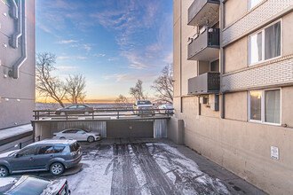 Crestview Tower in Edmonton, AB - Building Photo - Building Photo