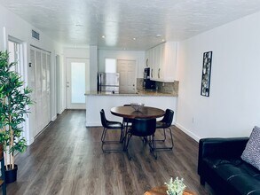 528 Meridian Ave, Unit 402 in Miami Beach, FL - Foto de edificio - Building Photo