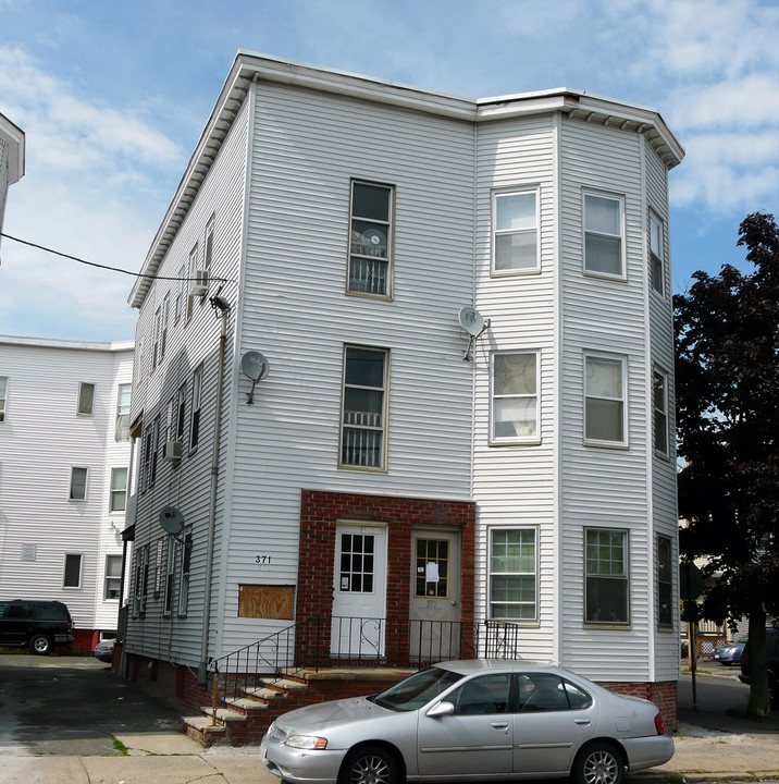 371 Boston St in Lynn, MA - Building Photo