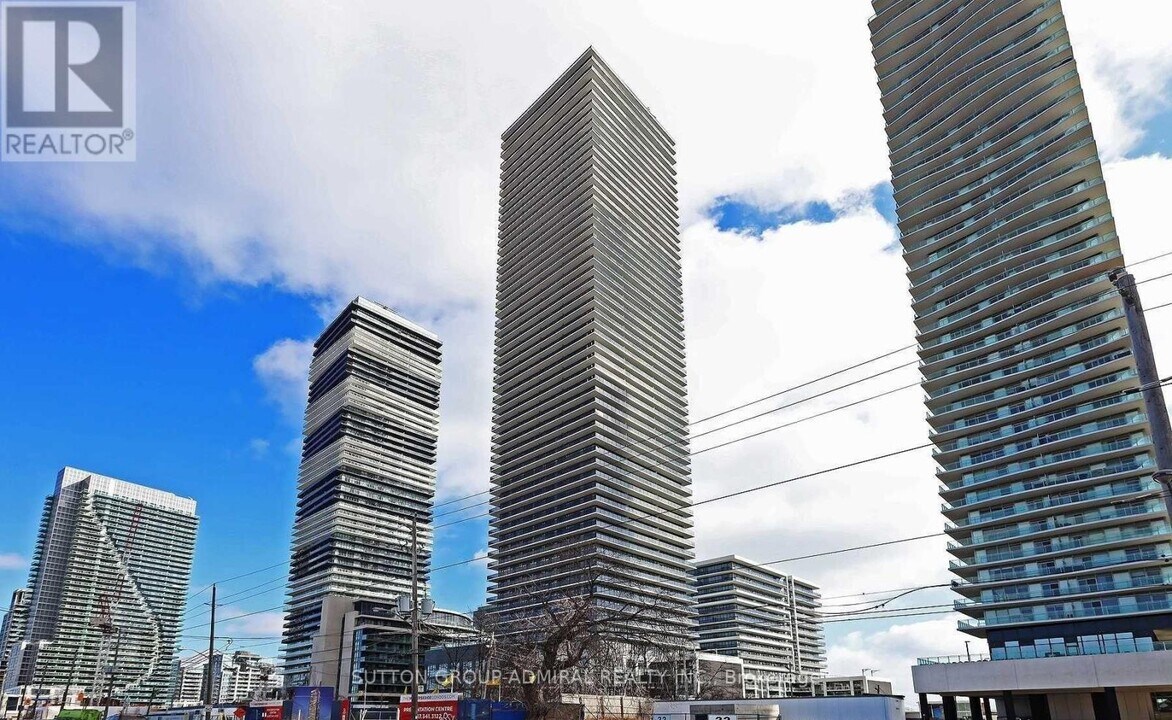 70 Annie Craig Dr in Toronto, ON - Building Photo