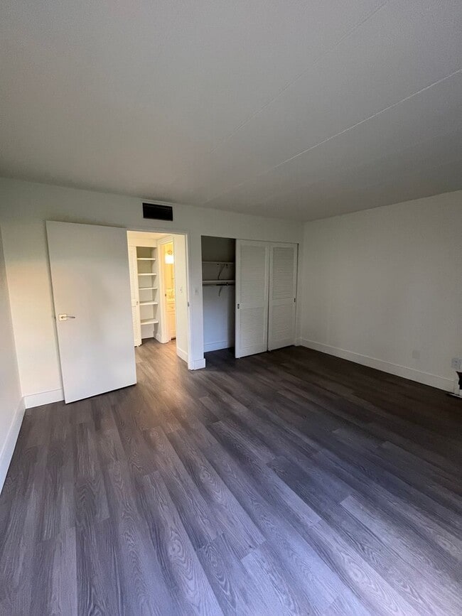 7290 W Dean Rd in Milwaukee, WI - Building Photo - Building Photo