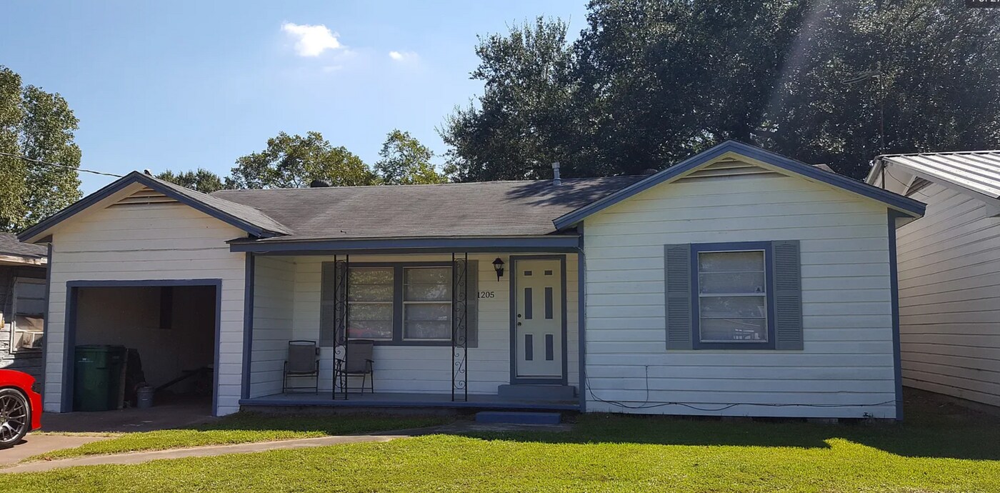 1205 S Georgia St in Orange, TX - Building Photo
