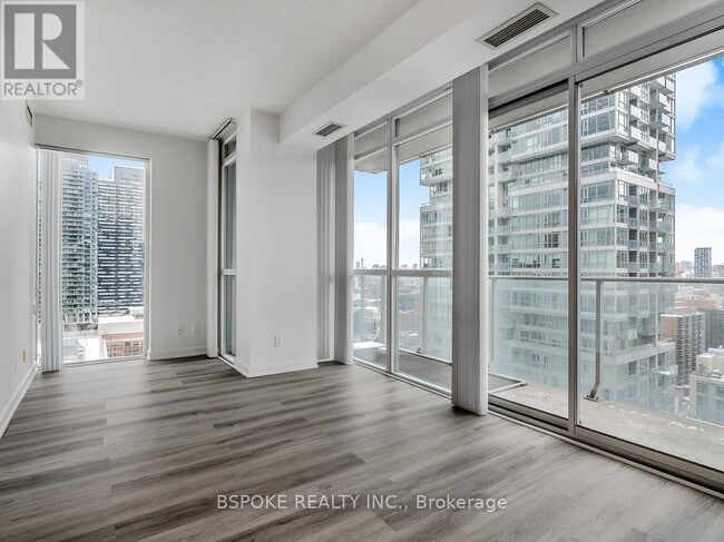 126 Simcoe St in Toronto, ON - Building Photo - Building Photo