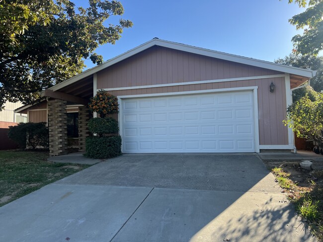 6560 Oakcreek Way in Citrus Heights, CA - Building Photo - Building Photo