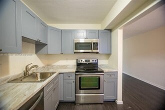 4803 NW 9th Dr in Plantation, FL - Building Photo - Building Photo