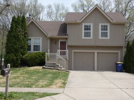 405 Woodland Ave in Smithville, MO - Building Photo