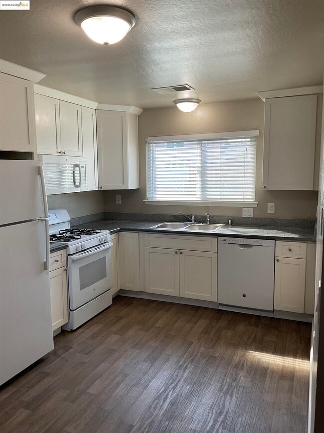 201 E 17th St in Pittsburg, CA - Building Photo - Building Photo