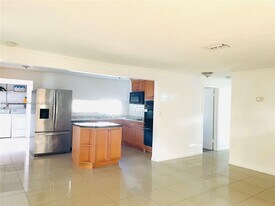 5601 Freedom St in Hollywood, FL - Building Photo