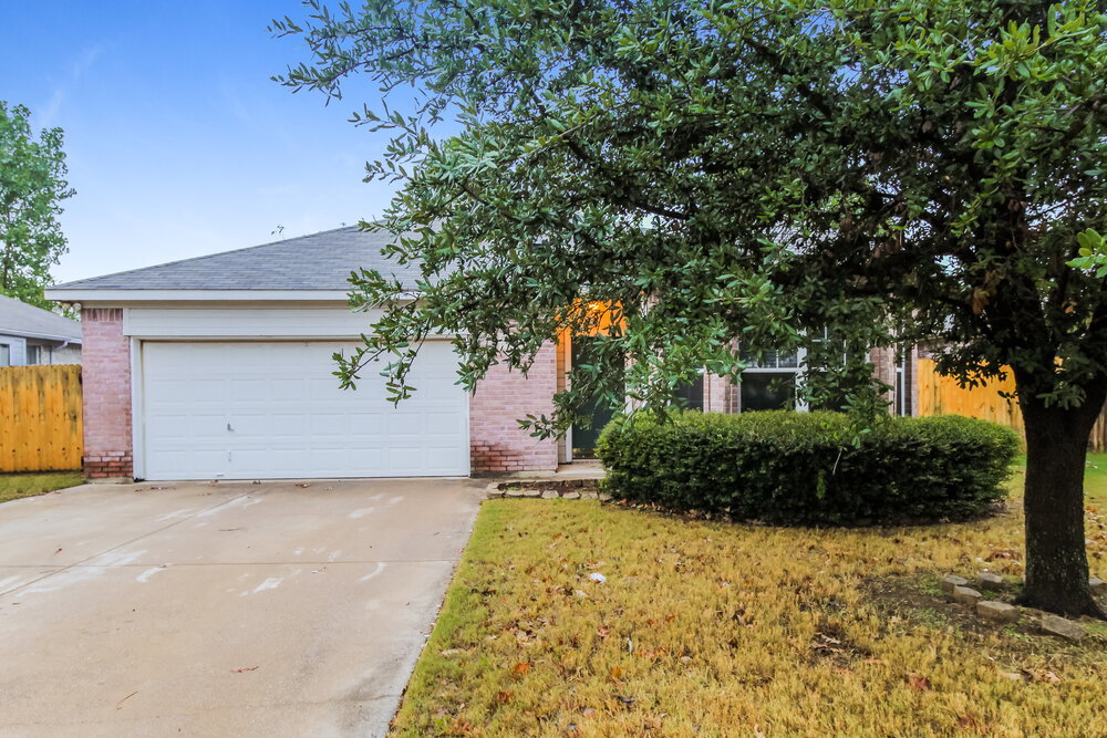 2413 Wildwood Ln in Denton, TX - Building Photo