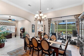 6155 Dogleg Dr in Naples, FL - Foto de edificio - Building Photo