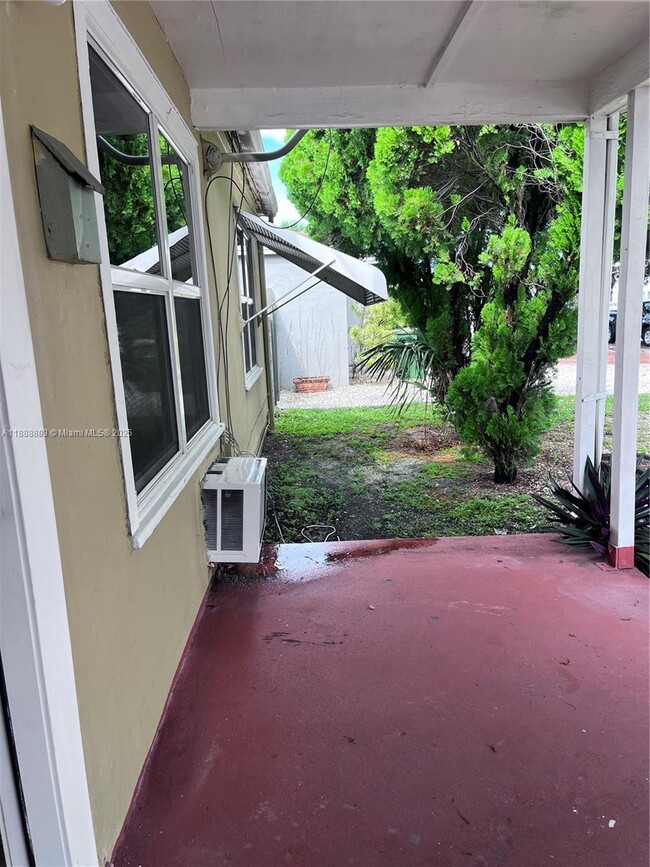 1572 NE 135th St in North Miami, FL - Building Photo - Building Photo