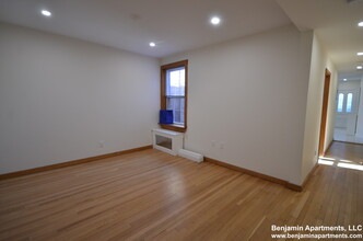 15 Green St, Unit 2 in Brookline, MA - Foto de edificio - Building Photo