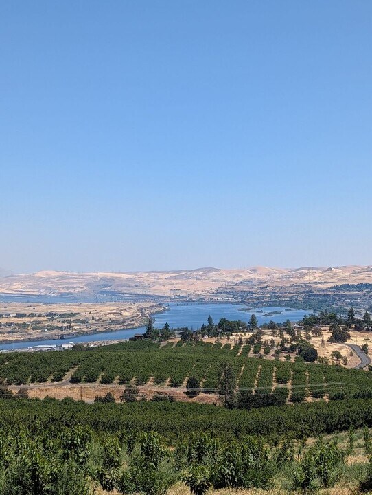 4200 Cherry Heights Rd in The Dalles, OR - Building Photo
