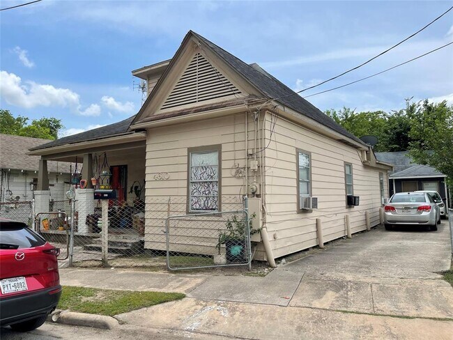 4610 Schroeder St photo'