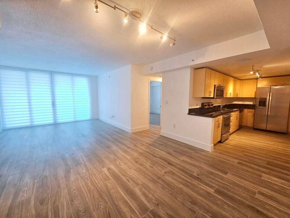 7501 E Treasure Dr, Unit 1 L in North Bay Village, FL - Building Photo