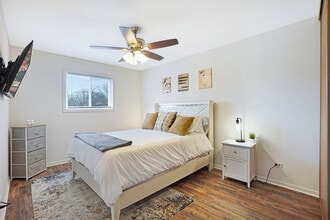 303 Danbury Dr, Unit SI ID1285015P in Naperville, IL - Foto de edificio - Building Photo