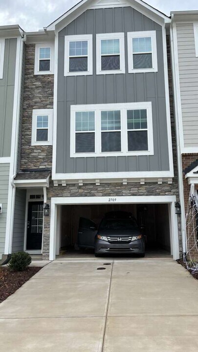 2709 Hunter Woods Dr in Apex, NC - Building Photo